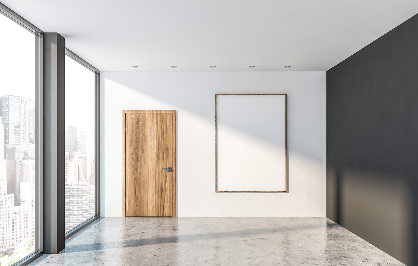 Holztür in einem leeren modernen Raum